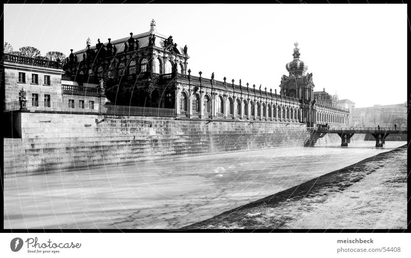 aus dem zwinger Dresden Zwinger alte bau schwarz/weis Gebäude Architektur