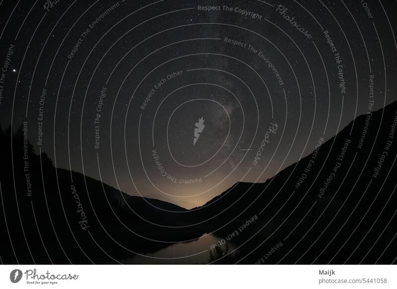 Landschaft in der Nacht Sternenhimmel Langzeitbelichtung Himmel Nachthimmel Außenaufnahme sternenklar Weltall Milchstrasse Silhouette Berge u. Gebirge Schatten