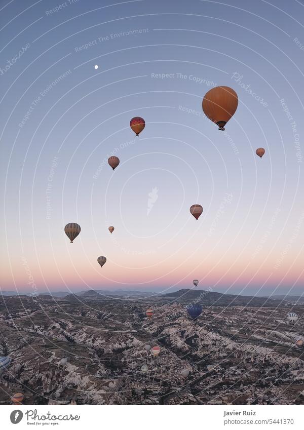 Eine Gruppe bunter Luftballons in der Morgendämmerung in Kappadokien, Türkei. Ballons Cappadocia Truthahn Sonnenaufgang Menschengruppe farbenfroh Mond