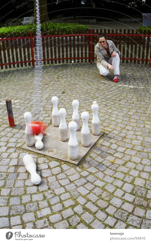 Karlsruher Zoo mit Bowlingspiel & Kegeln Bowlingkugel bowlingball Kette kegelförmig rot weiß Zaun Ball Kopfsteinpflaster Stein