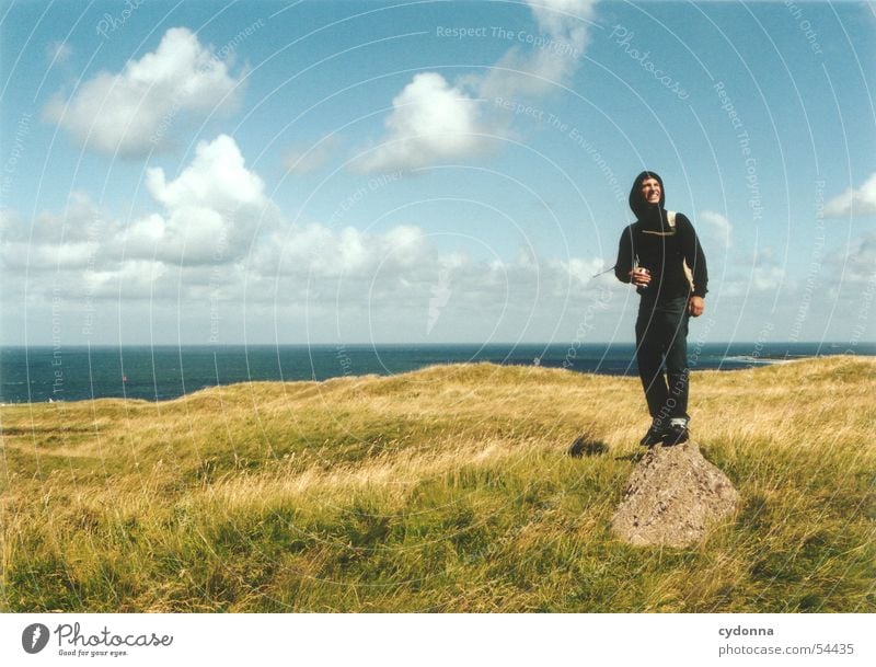 Freisein II Mann Körperhaltung Wolken Wiese Meer Gefühle loslassen Eindruck Sommer Mensch Freiheit Landschaft Himmel Stein Nordsee Helgoland Wind