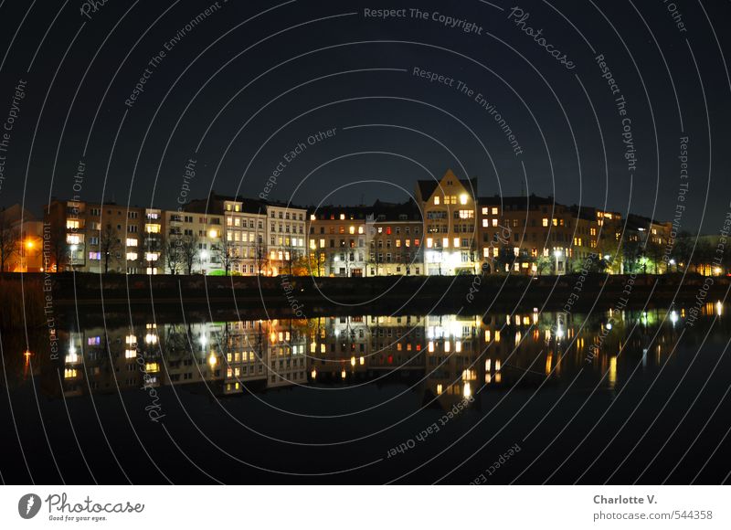 Kreuzberg, romantisch Berlin Hauptstadt Stadtzentrum Haus Gebäude Mehrfamilienhaus Altbau Wasserbecken glänzend leuchten stehen schön mehrfarbig schwarz