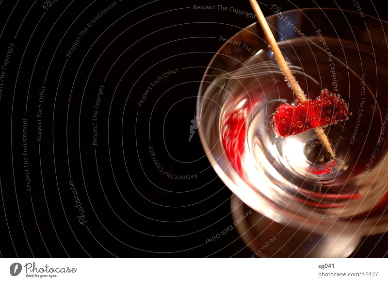 bittersüß Cocktail rot Gummibärchen Zahnstocher Getränk Vodka Süßwaren Bar trinken Flüssigkeit Cocktailglas Sektglas aufgespiesst durstig dunkel schwarz Glas