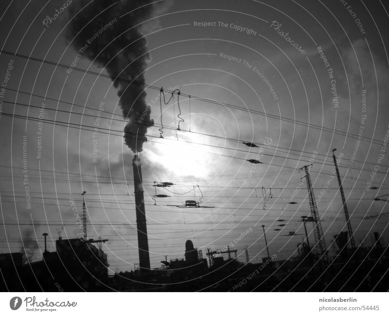 the day after tomorrow Wolken dunkel Smog schwarz weiß Nebel Unterdrückung Außenaufnahme Fabrik Sonne Rauch Schornstein Industriefotografie dreckig Natur