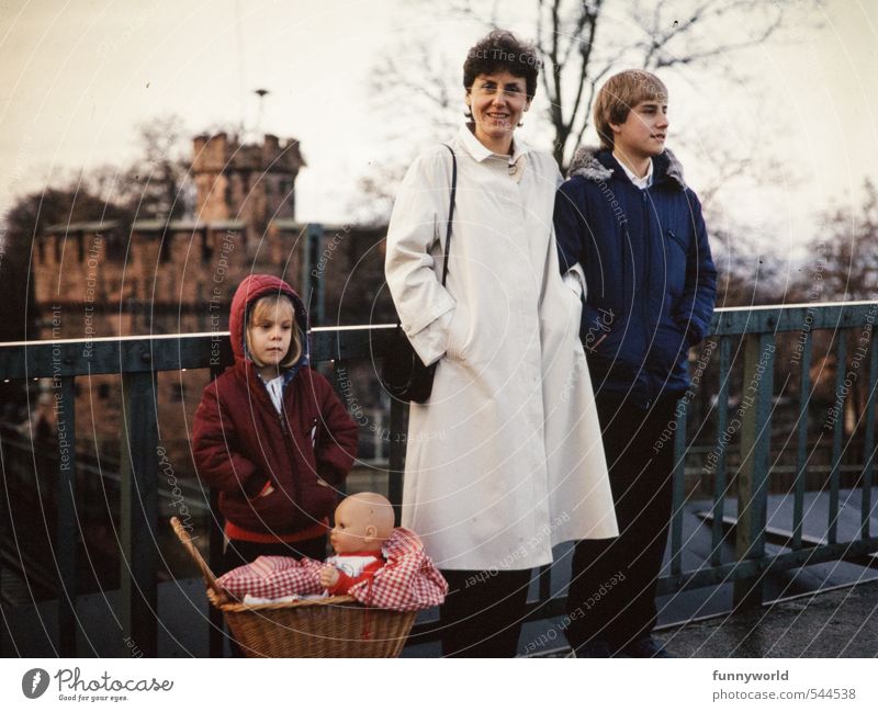 Familienausflug mit Puppe Kind Mutter Erwachsene Geschwister Bruder Schwester Kindheit 3 Mensch retro Achtziger Jahre Farbfoto Außenaufnahme Tag