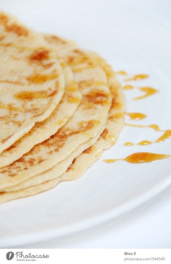 Pfannkuchen Lebensmittel Teigwaren Backwaren Ernährung Frühstück Mittagessen lecker süß Omelett Honig Ahornsirup Sirup Snack Teller Tellerrand Tropfen Crêpe