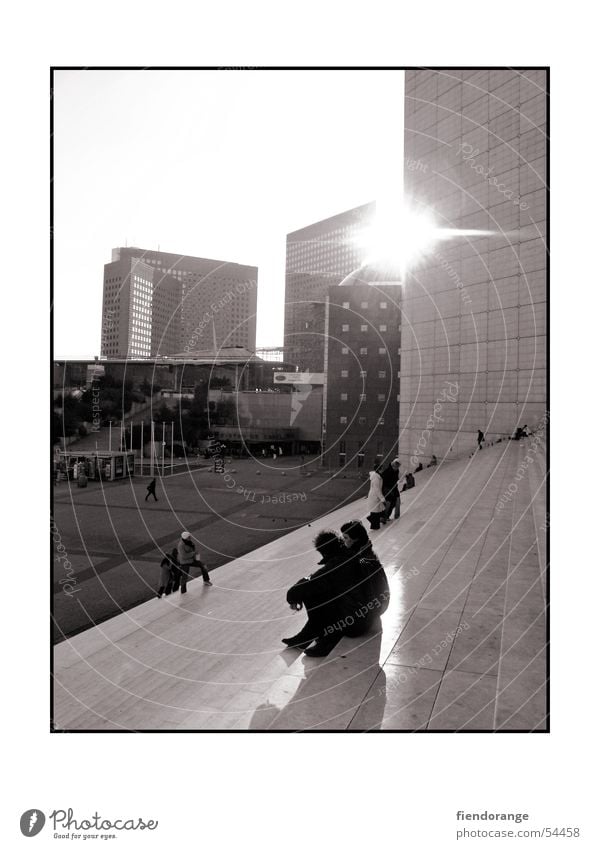 life is shining through ruhig Hochhaus Paris La Grande Arche bw Schwarzweißfoto Treppe Mensch Sonne