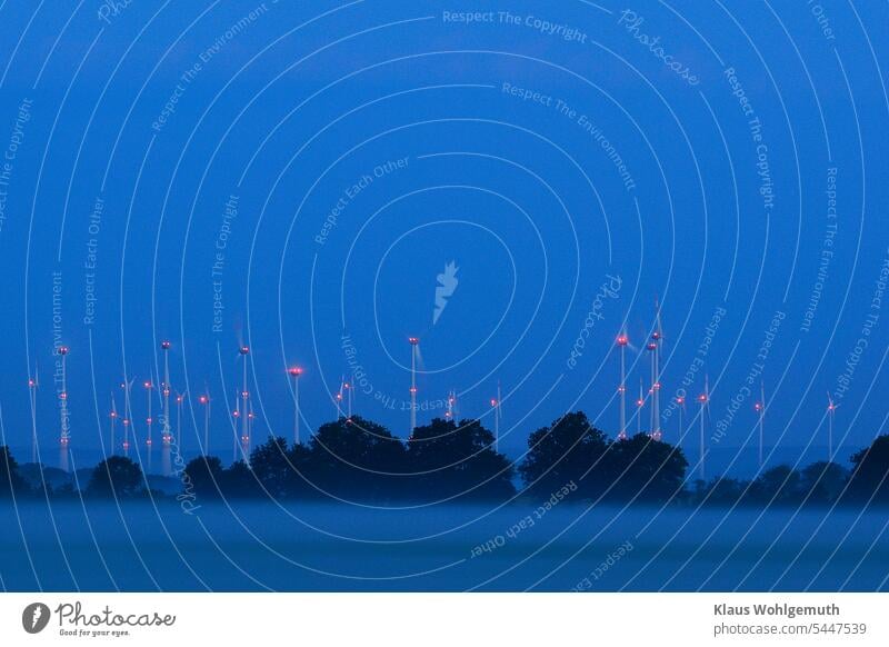 Blaue Stunde, früh am Morgen erhebt sich ein Wald aus Windrädern am Horizont aus dem Morgennebel. Für die Anwohner eine Zumutung!! Windrad Windpark