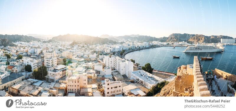 Sicht von oben auf Muskat (Oman) Stadt Arabische Halbinsel Häuser orientalisch Ornamente Architektur Baustil Gebäude Tourismus Tag Haus Farbfoto alt Tradition