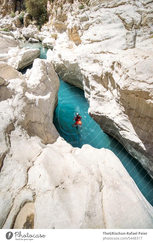 Frau badet in einem klaren Fluss der sich durch die Felsen schlängelt Wadi Natur Sand trocken Ferien & Urlaub & Reisen klares Wasser Tourismus Schwimmen & Baden