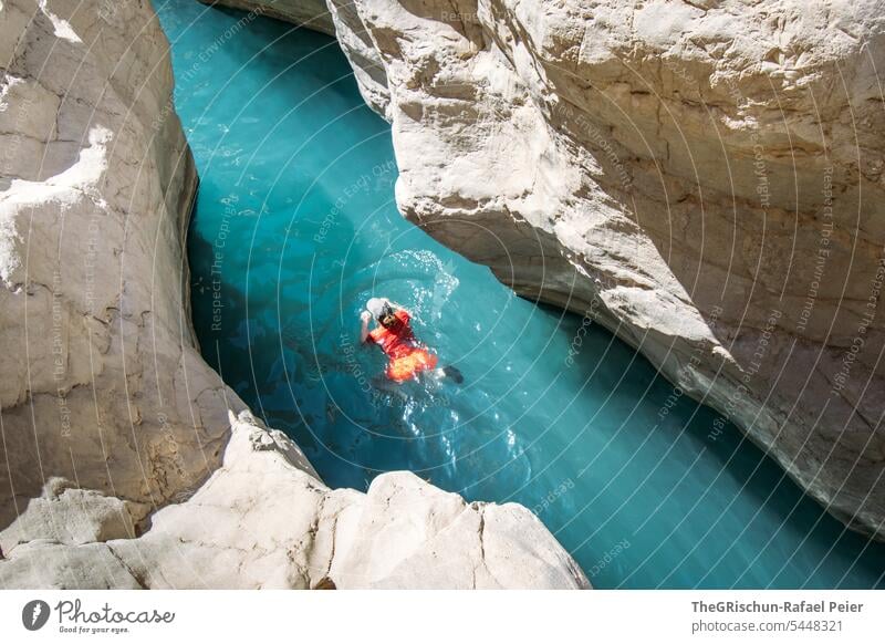 Frau badet in einem klaren Fluss der zwischen zwei Felsen durchfliesst Wadi Natur Sand trocken Ferien & Urlaub & Reisen klares Wasser Tourismus