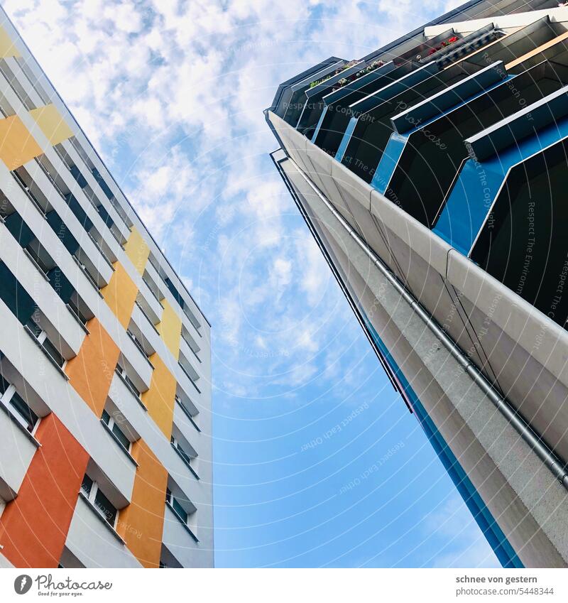 Platz an der Sonne Hochhaus Architektur Stadt Gebäude Himmel hoch Froschperspektive Farbfoto Fenster Haus Außenaufnahme Menschenleer Perspektive