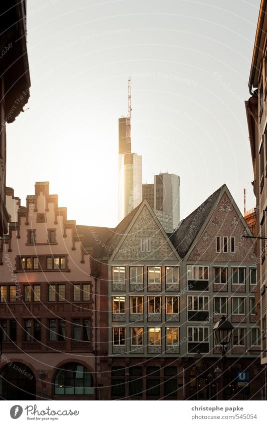 Stadt mit Bankenhintergrund Wirtschaft Geldinstitut Frankfurt am Main Deutschland Stadtzentrum Skyline Menschenleer Hochhaus Marktplatz Bauwerk Gebäude