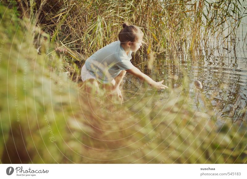 steineschmeisserin feminin Kind Mädchen Kindheit Leben Körper Haut Kopf Haare & Frisuren Gesicht Arme Hand 1 Mensch 8-13 Jahre Umwelt Natur Sommer Herbst