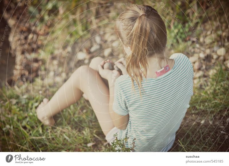 steinesammlerin feminin Kind Mädchen Kindheit Leben Körper Haut Kopf Haare & Frisuren Arme Hand Beine Fuß 1 Mensch 8-13 Jahre Umwelt Natur Sommer Gras Sträucher