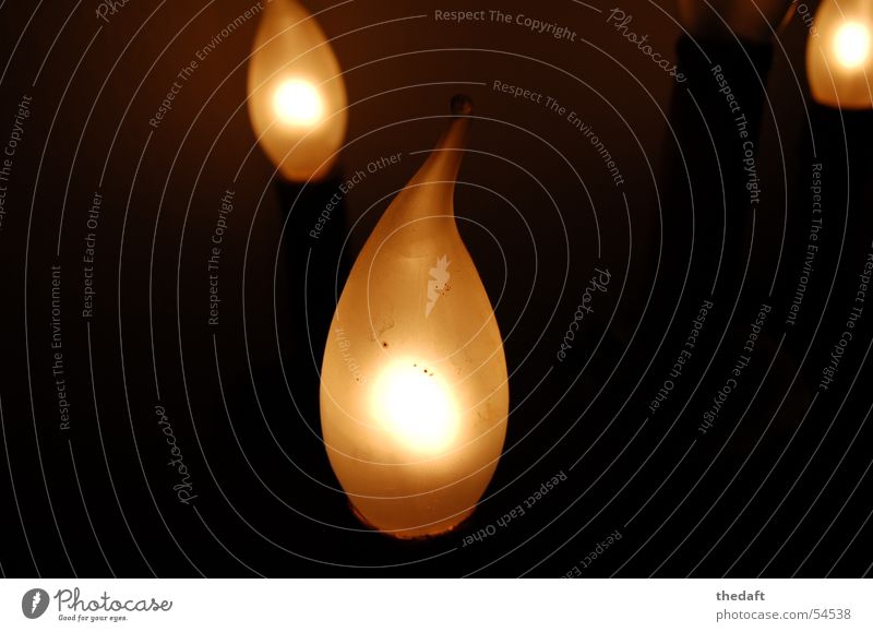 Lichtparade Glühbirne Ständer 3 dunkel Elektrizität Energiewirtschaft Lampe hell nah Makroaufnahme Nahaufnahme Wohnzimmer Spitze hell erleuchtet sein