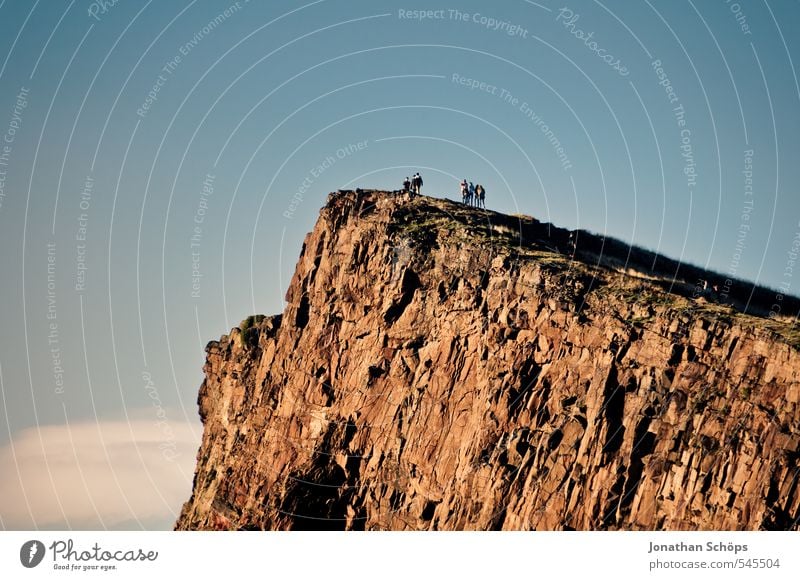 Edinburgh XXI Umwelt Natur Landschaft Urelemente Schönes Wetter Hügel Felsen Berge u. Gebirge Vulkan Schottland Großbritannien ästhetisch braun blau eckig