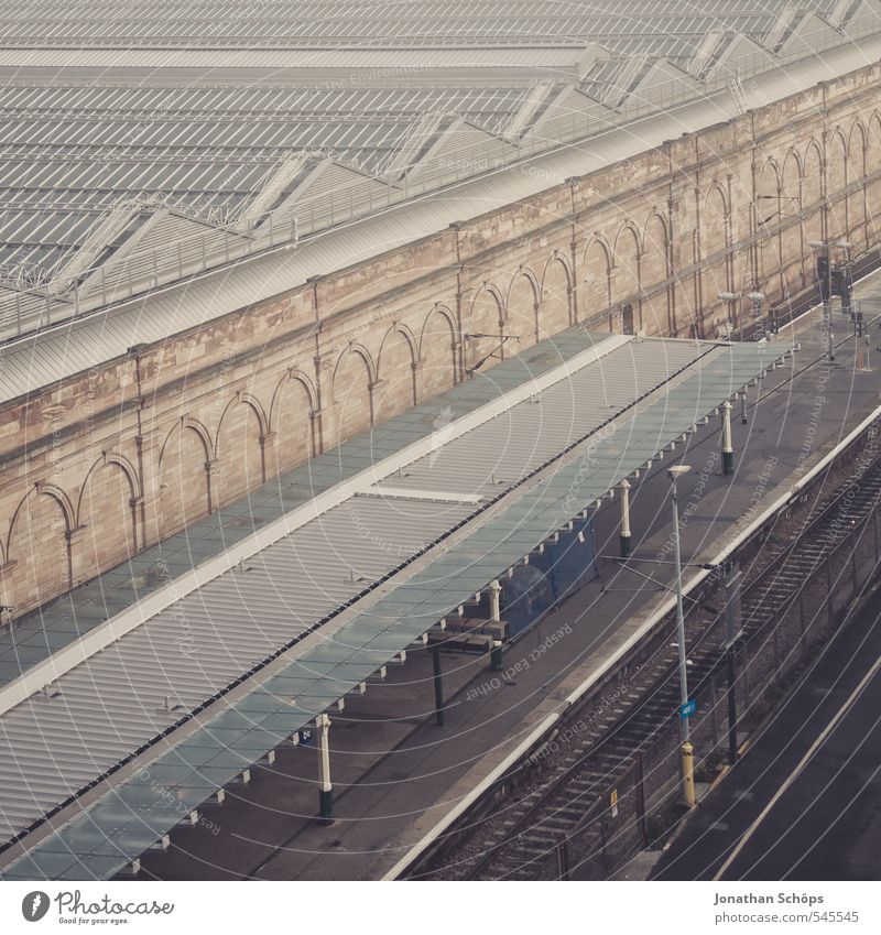 Edinburgh XX Schottland Großbritannien Englisch Stadt Hauptstadt Stadtzentrum Bahnhof Bauwerk Gebäude Architektur Dach Verkehr Verkehrsmittel Verkehrswege