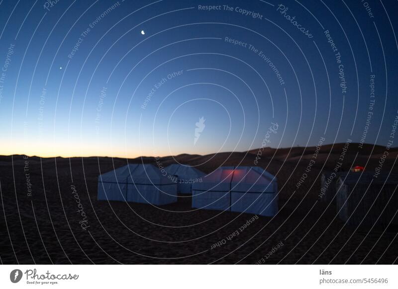 Es wird Nacht in der Wüste l Zeltlager Marokko Sahara Ferien & Urlaub & Reisen Abendhimmel Mond und Sterne blaue Stunde Tourismus Düne Afrika Sand