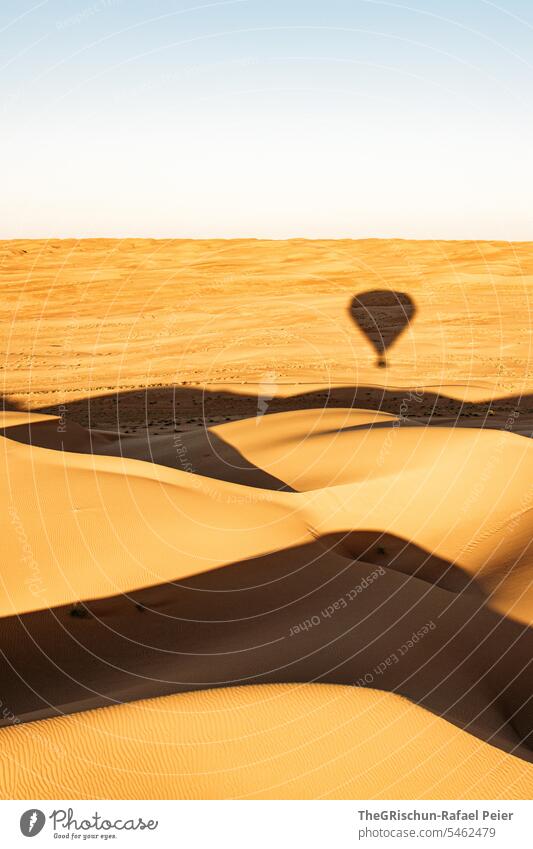 Sanddüne mit Licht und Schattenspiel mit Strukturen Außenaufnahme Farbfoto Natur Sonne Tourismus Wahiba Sands Oman omanische Wüste Landschaft