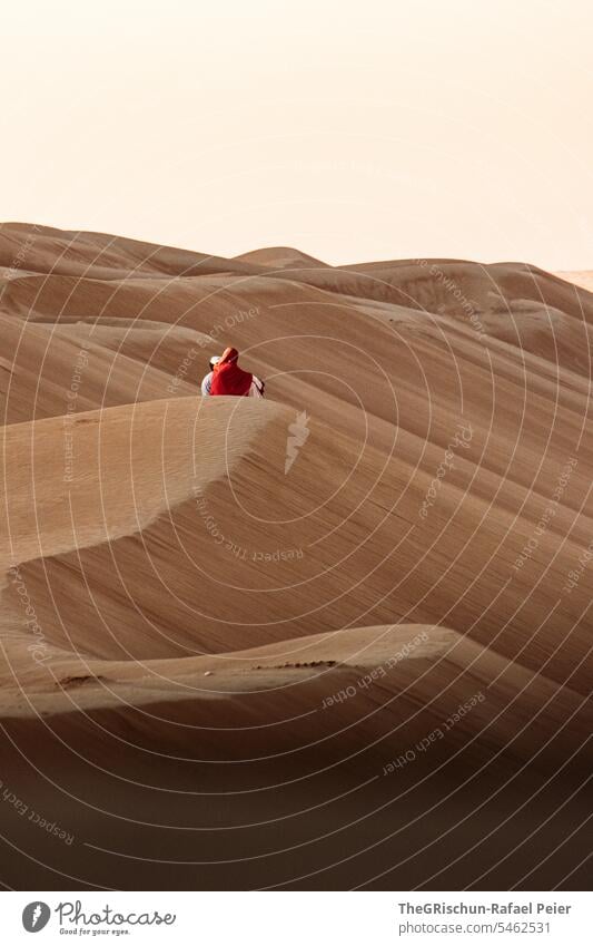 Frau sitzt auf Dünenrand und beobachte den Sonnenaufgang Sand Außenaufnahme Farbfoto Natur Tourismus Wahiba Sands Oman omanische Wüste Landschaft