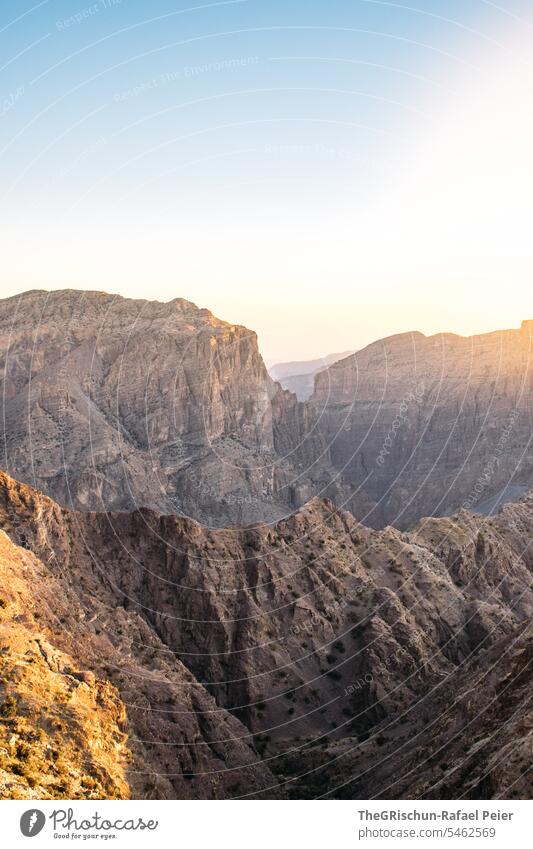 Sonnenuntergang inmitten von Bergen Oman steil hügelig Stimmung Jebel Akhdar trocken heiß Natur Farbfoto Himmel Tourismus Arabien Tag Berge u. Gebirge