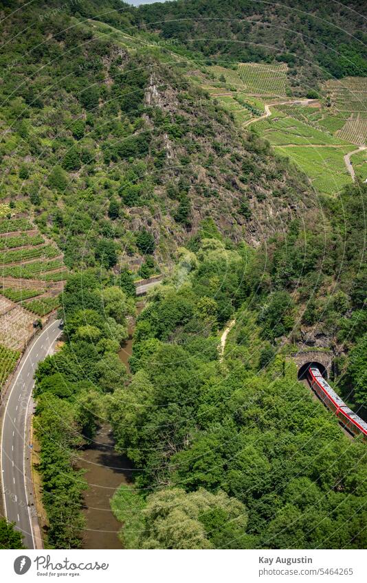 Straße und Bahnstrecke durch das Ahrtal bei Altenahr am 25.06.2021 (Flut 14/15. Juli 2021) Ahrtal am 25.06.2021 Ahrbahn Vor dem Hochwasser Vor der Flut