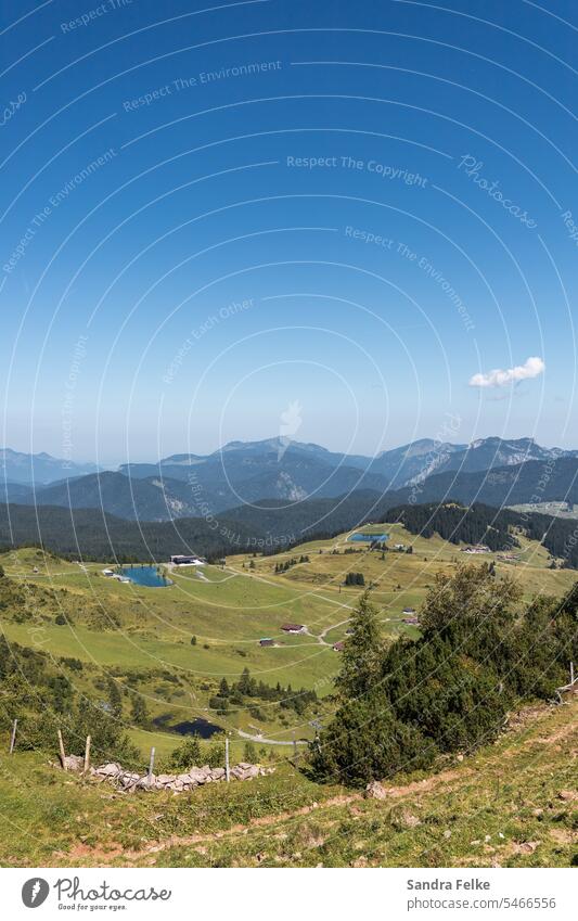 Ein Sommertag in den Alpen mit grünen Wiesen, Bergen und blauem Himmel alpen sommer Berge u. Gebirge Landschaft wandern Farbfoto Ferien & Urlaub & Reisen