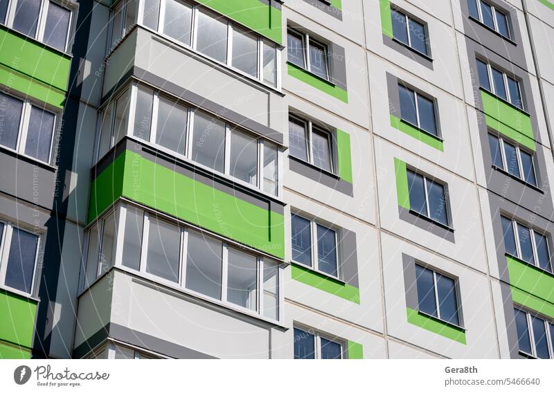 Wände und leere Fenster von neuen modernen Häusern in der Ukraine Architektur Hintergrund blau blaue Wände Gebäude Gebäudefassade Gebäudewände Gebäudefenster