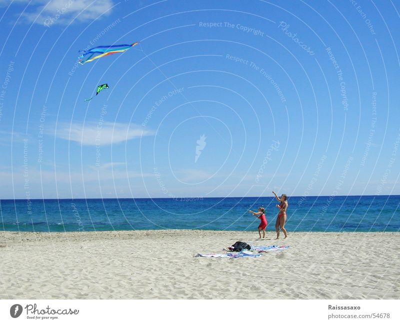 Summersaults Außenaufnahme Mädchen Strand Meer Wolken Bikini Sommer Drache Himmel Sand Wind