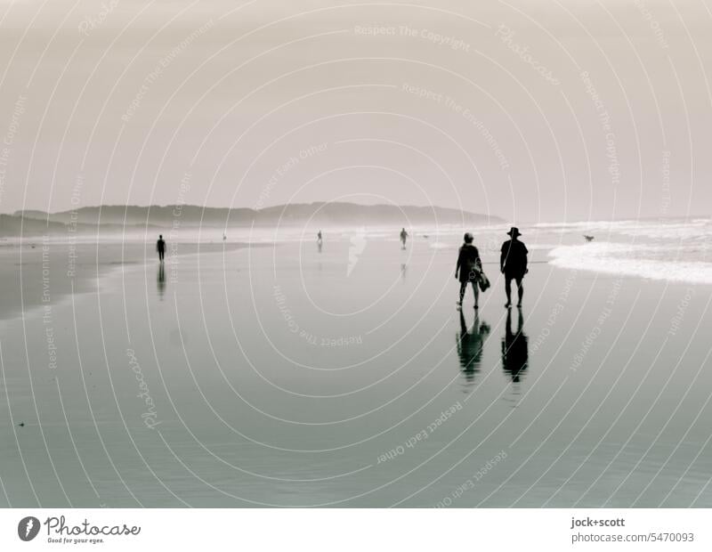 es war einmal ein perfekter Tag am Meer Paar Strand Natur Sommer Monochrom Spaziergang Ferien & Urlaub & Reisen Erholung Reflexion & Spiegelung Wasser