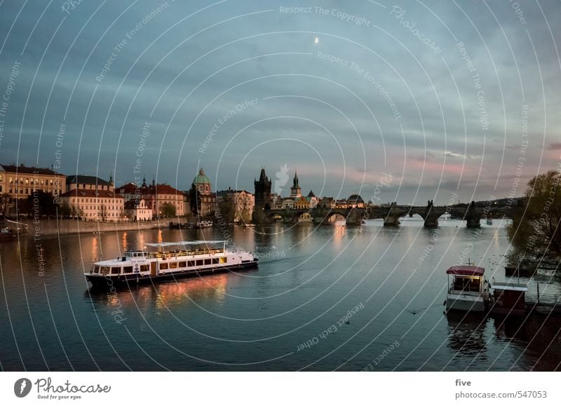 Praha Wasser Himmel Wolken Herbst Flussufer Stadt Hauptstadt Stadtzentrum Altstadt Haus Hochhaus Kirche Park Brücke Bauwerk Gebäude Architektur Sehenswürdigkeit