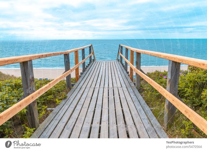 Landschaft bei Sonnenaufgang auf der Insel Sylt mit Holztreppe zum Strand Hintergrund schön blau hell wolkig Küste Küstenlinie Farbe Schiffsdeck Dunes leer