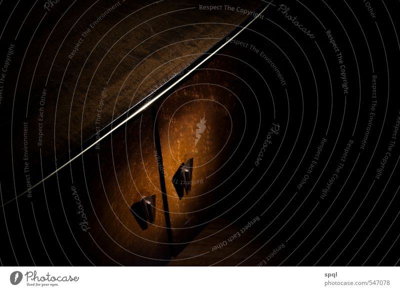 Kommode im Zwielicht Holz alt ästhetisch dunkel glänzend retro braun schwarz Romantik schön ruhig Kunst Mode Stil Traurigkeit Zeit Schrank Ecke Querformat