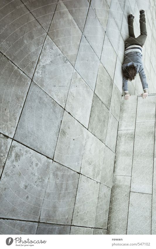 handstand Mensch maskulin Junger Mann Jugendliche Erwachsene 1 Mauer Wand Fassade bedrohlich Handstand Am Rand Ecke Höhe tief fallen gefährlich Risiko