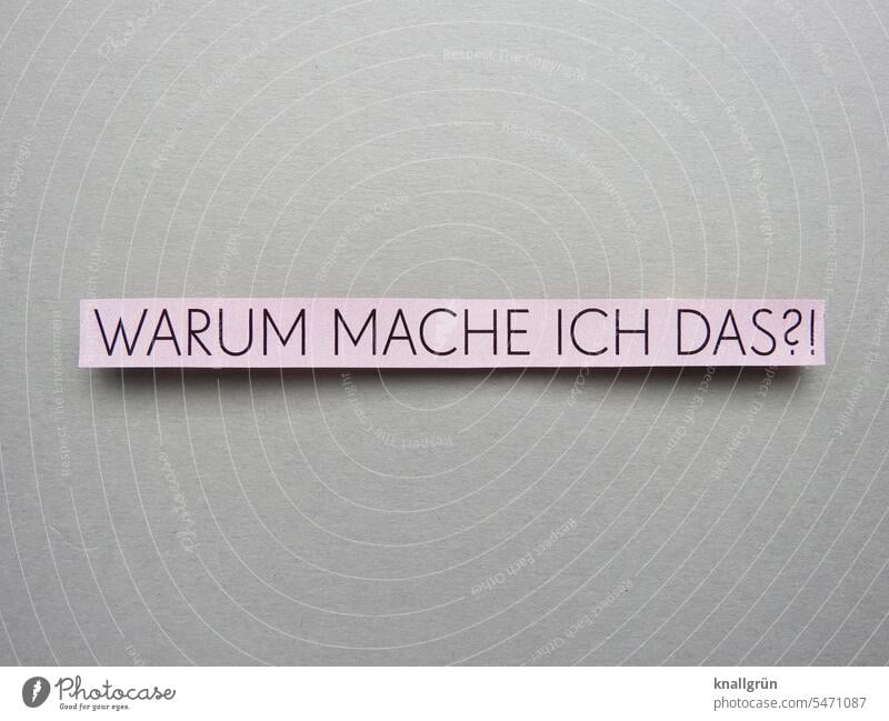 Warum mache ich das?! Frage Zweifel Fragezeichen unsicher Irritation ratlos Rätsel Interesse Sorge Neugier Menschenleer grübeln Fragen Schriftzeichen