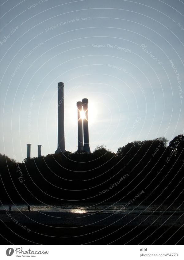 Sunpoint II München Thalkirchen Isar Gegenlicht Flaucher Fabrik schwarz Mitte Sommer Baum Erholungsgebiet Licht Zwilling Heizkraftwerk Sonne Turm Schornstein