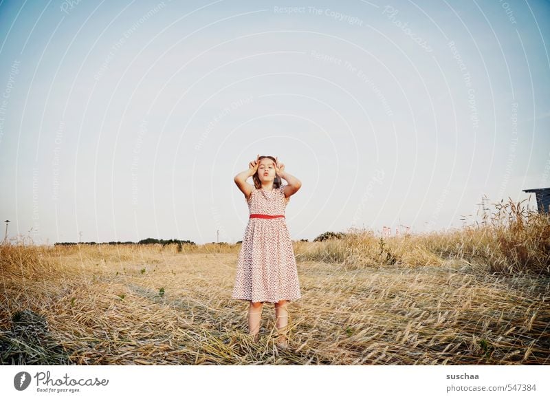 die hörner zeigen weiblich Kind Mädchen junges Mädchen Jugendliche Junge Frau Kindheit 8-13 Jahre Umwelt Natur Landschaft Wolkenloser Himmel Sommer