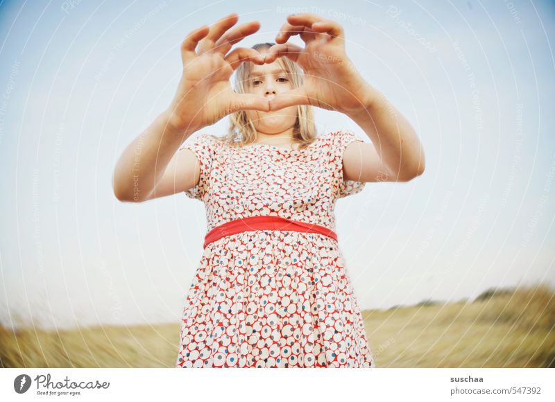 wortlose liebeserklärung Kind Kindheit Mädchen Jugendliche Junge Frau Hand Strukturen & Formen Herz Liebe Sommer Kleid Zuneigung Valentinstag ohne Worte