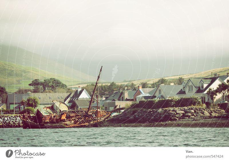 abgewrackt Natur Landschaft Wasser Himmel Wolken Herbst schlechtes Wetter Nebel Hügel Küste Bucht Republik Irland Dorf Fischerdorf Haus Segelboot Schiffswrack