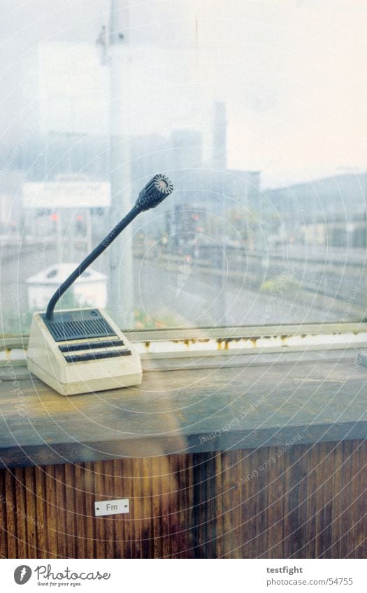 durchsager Stuttgart Mikrofon Reflexion & Spiegelung Fenster Stadt Bahnhof Eisenbahn railwaystation microphone window