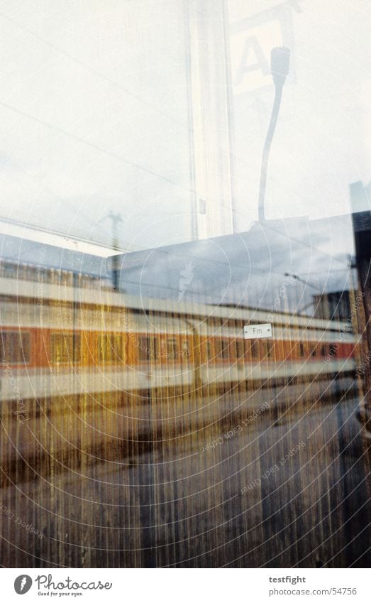 bahn Stuttgart Mikrofon Reflexion & Spiegelung Fenster Stadt Bahnhof durchsage Eisenbahn railwaystation microphone window