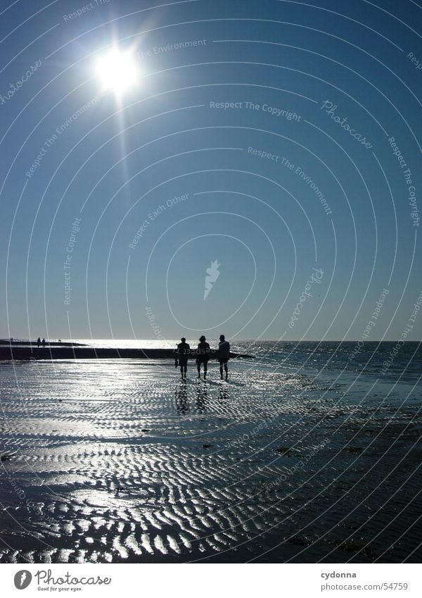 Am Meer entlang Ebbe Wattenmeer Sommer Aktion Mensch Strand Wellen Sonne Nordsee Himmel blau Spaziergang Sand Wasser Ausflug