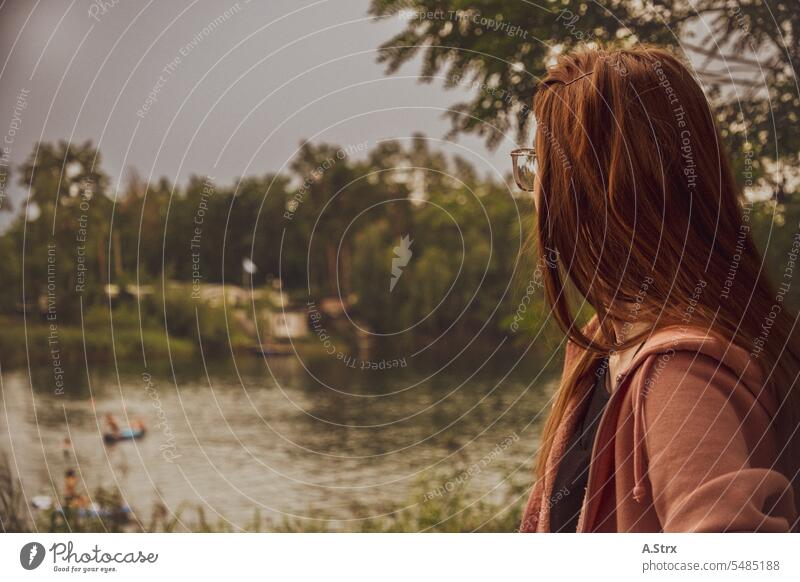 Mädchen nachdenklich am See Mädchenportrait lange Haare rote Haare seenlandschaft Frau Porträt Junge Frau schönes Mädchen attraktiv Farbfoto rosa jung