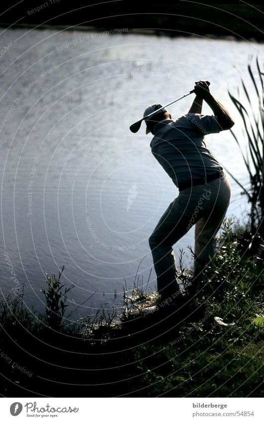 Wasserschlag im Abendlicht Golfschläger Wege & Pfade Golfplatz Golfball grün Flugbahn Golfschwung Gegenlicht Abendsonne Holz 1 Golfer Abschlag Golfschuhe Kraft