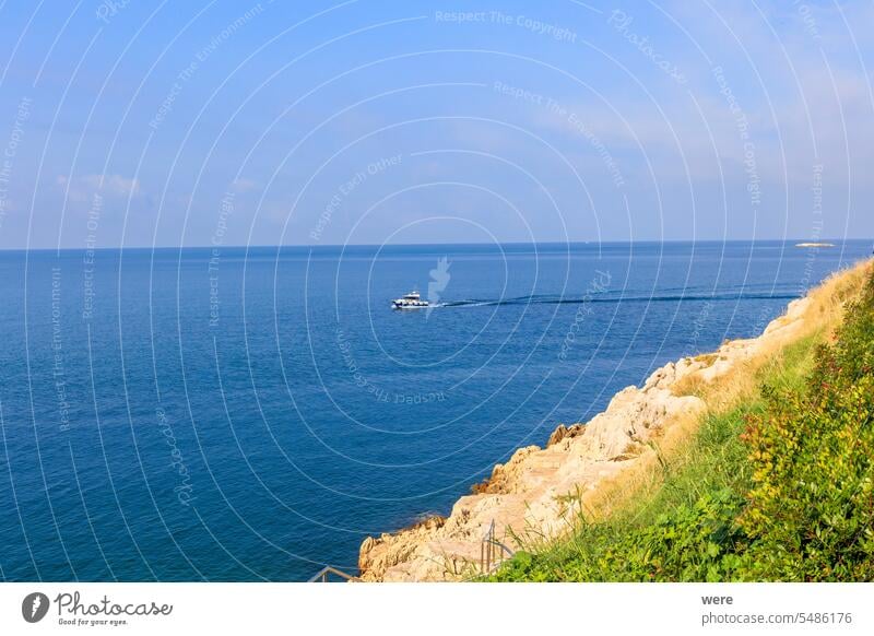 ein einsames Fischerboot segelt an einem sonnigen Tag mit blauem Himmel vor der kroatischen Stadt Rovinj auf dem blauen Meer Kroatische Stadt MEER Wasser