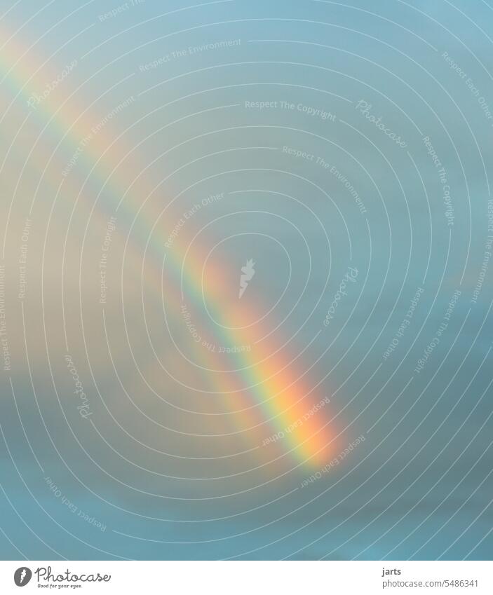 Regenbogen nach einem Gewitterregen Gewitterwolken Sonnenschein Sonnenstrahlen Sommerregen Himmel Farben bunt Wolken Wetter schlechtes Wetter Hoffnung Natur