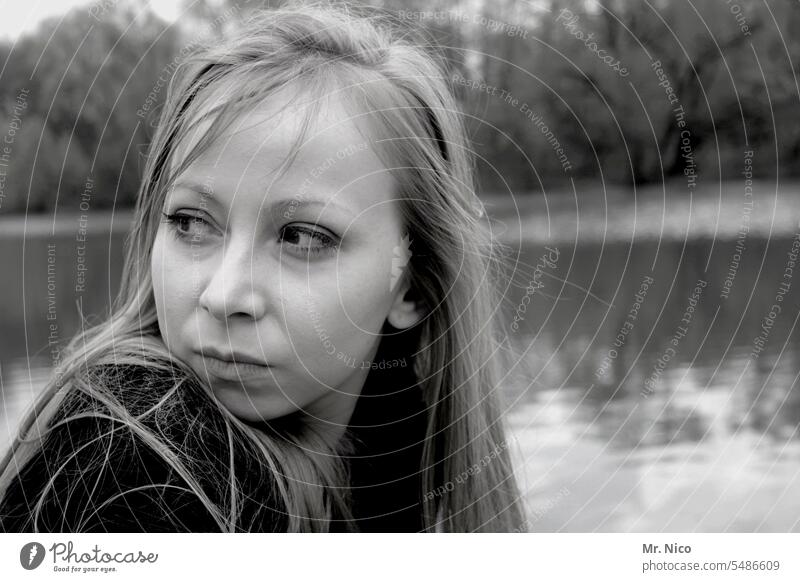 woman Porträt feminin Gesicht nachdenklich Ausstrahlung authentisch Haare & Frisuren Blick am see Schulterblick langhaarig natürlich beobachten Zurückblicken