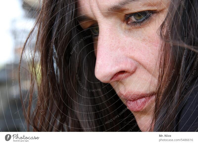 woman Auge Nase Mund Ausdruck authentisch Kopf langhaarig Haut Stimmung beobachten Denken Einsamkeit Blick Porträt Gefühle Wegsehen natürlich Sorge ruhig