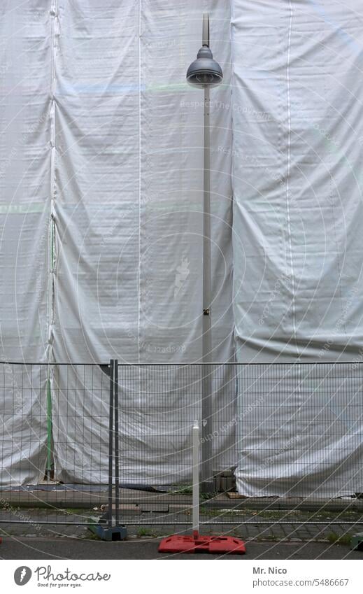 Sanierung Straßenlaterne Bauzaun Baustelle Absperrung Zaun Sicherheit Schutz Barke Absperrgitter Plane eingezäunt Metallzaun Barriere Abdeckung Gebäude Fassade